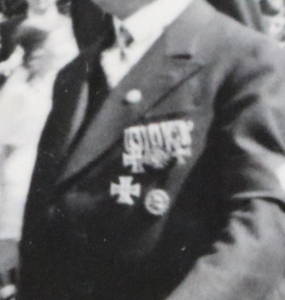 altes Foto - Veteranen mit HK-Fahne